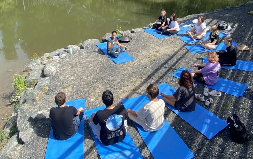 Allgäuer Zeitung - Wenn die Iller Plastik ins Meer spült Schüler machen Yoga