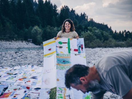 Verena lacht mit Wasserbildern in den Händen