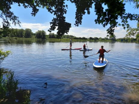 Schüler der Stadtteilschule Waldörfer mit dem SUP auf der Dove Elbe
