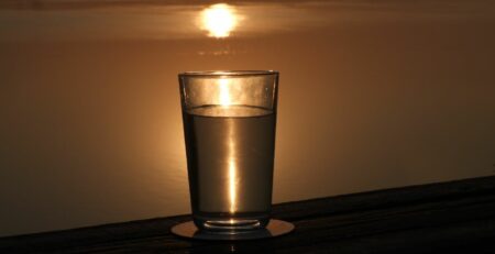 Wasserglas im Abendlicht