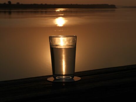 Wasserglas im Abendlicht